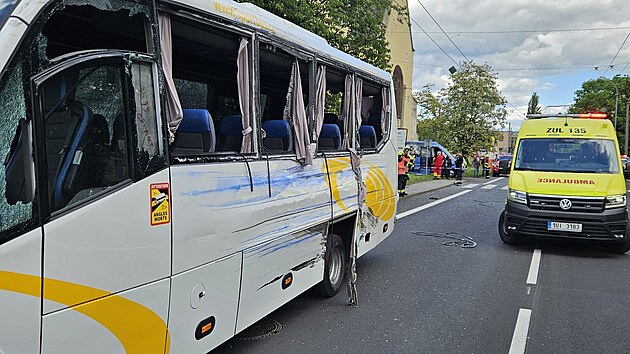 U nehody nkladnho auta a cestovnho mikrobusu zasahovaly vechny sloky IZS v st nad Labem - Pedlicch. (29. kvtna 2025)