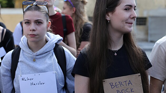 Kolem stovky student a nkolik dosplch se vypravilo z Postoloprt do atce, aby pipomnli masakr nmeckch obyvatel na pelomu kvtna a ervna 1945. astnci si na sob nesli kartiky se jmny obt. Osmnctikilometrov pochod se el potvrt. Pi masakru v baantnici u Postoloprt bylo postleno a na rznch mstech pohbeno v masovch hrobech nejmn 763 nmecky mluvcch obyvatel regionu. Podle historik bylo ale obt a nkolik tisc.(27. kvtna 2025)