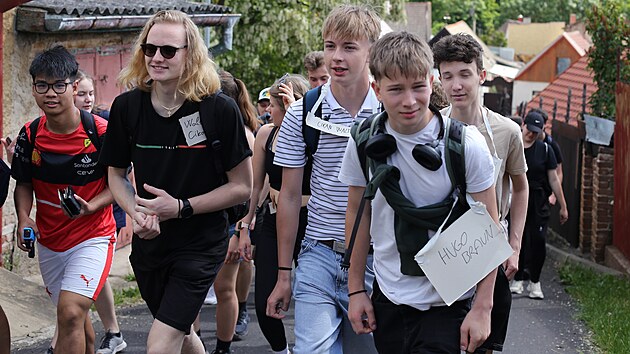 Kolem stovky student a nkolik dosplch se vypravilo z Postoloprt do atce, aby pipomnli masakr nmeckch obyvatel na pelomu kvtna a ervna 1945. astnci si na sob nesli kartiky se jmny obt. Osmnctikilometrov pochod se el potvrt. Pi masakru v baantnici u Postoloprt bylo postleno a na rznch mstech pohbeno v masovch hrobech nejmn 763 nmecky mluvcch obyvatel regionu. Podle historik bylo ale obt a nkolik tisc.(27. kvtna 2025)