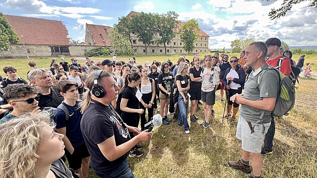 Kolem stovky student a nkolik dosplch se vypravilo z Postoloprt do atce, aby pipomnli masakr nmeckch obyvatel na pelomu kvtna a ervna 1945. astnci si na sob nesli kartiky se jmny obt. Osmnctikilometrov pochod se el potvrt. Pi masakru v baantnici u Postoloprt bylo postleno a na rznch mstech pohbeno v masovch hrobech nejmn 763 nmecky mluvcch obyvatel regionu. Podle historik bylo ale obt a nkolik tisc.(27. kvtna 2025)