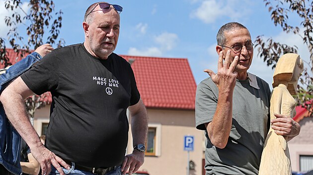 Kolem stovky student a nkolik dosplch se vypravilo z Postoloprt do atce, aby pipomnli masakr nmeckch obyvatel na pelomu kvtna a ervna 1945. astnci si na sob nesli kartiky se jmny obt. Osmnctikilometrov pochod se el potvrt. Pi masakru v baantnici u Postoloprt bylo postleno a na rznch mstech pohbeno v masovch hrobech nejmn 763 nmecky mluvcch obyvatel regionu. Podle historik bylo ale obt a nkolik tisc.(27. kvtna 2025)