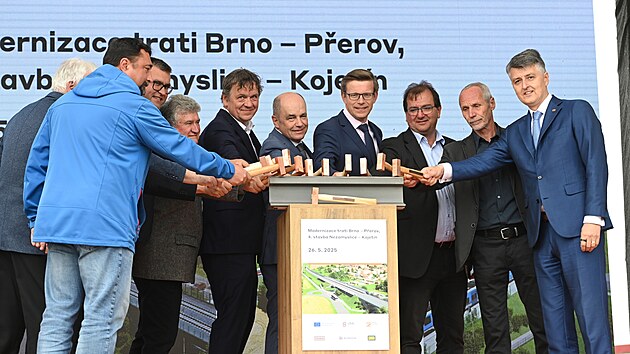 V Nezamyslicch na Prostjovsku zaaly v pondl 26.5.2025 prce pro vstavbu prvn trati pro rychlovlaky na zem eska. Na zkladn kmen poklepal i ministr dopravy Martin Kupka (uprosted s brlemi).