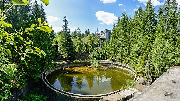 Nedaleko Rolavy byla za v�lky u dolu Sauersack postavena tov�rna na zpracov�n� c�nov� rudy. Dnes tu najdeme jen torza budov zar�staj�c� lesem, co� vytv��� jinde nev�danou kulisu, vyhled�vanou filma�i a vyznava�i urbexu.