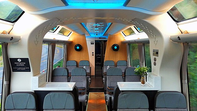 Exkluzivn� vyhl�dkov� vagon KiwiRail ScenicPlus nab�z� modern� interi�r a vybran� j�dlo i v�no.