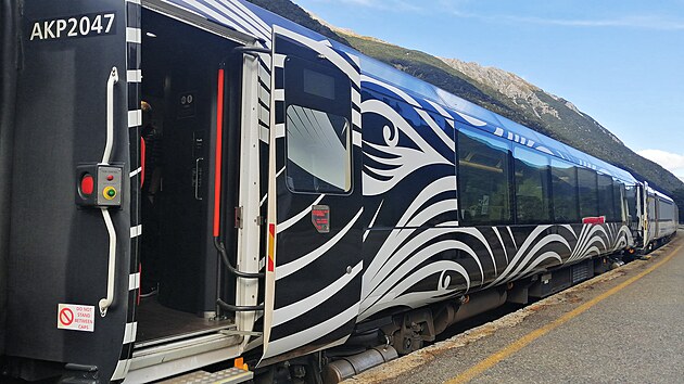 Maorsk� motivy zdob� vagon nejnov�j�� t��dy KiwiRail ScenicPlus, zde v alpsk� stanici Arthurs Pass.