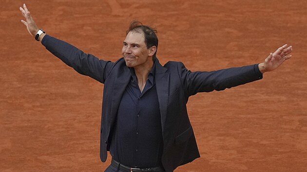 �trnáctinásobný �ampion pa�í�ského grandslamu Rafael Nadal se lou�í s Roland...