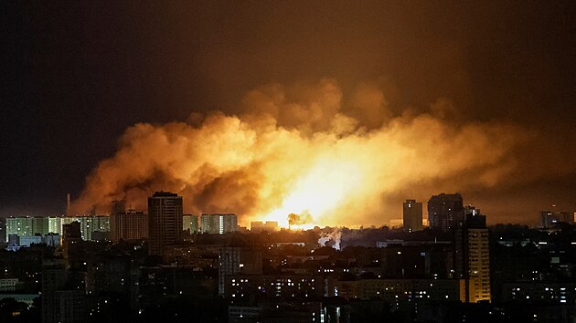 Kyjev v noci elil ruskm dronovm a raketovm tokm, osm lid bylo zranno. (24. kvtna 2025)