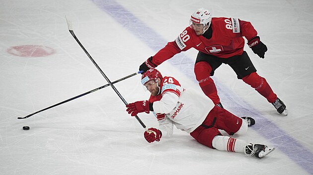 Dnsk tonk Nikolaj Ehlers pad po podraen Nicolase Baechlera ze vcarska.