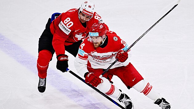 Nikolaj Ehlers z Dnska se sna prosadit pes vcarskho tonka Nicolase Baechlera.