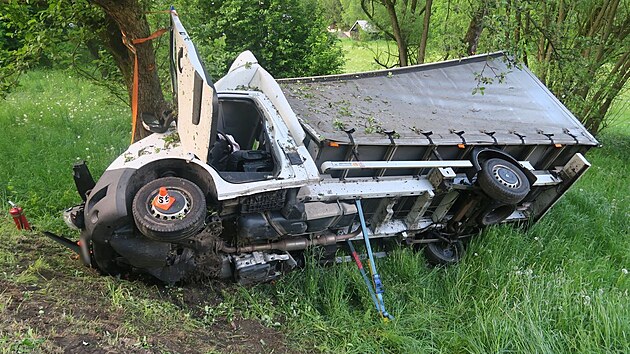 K nehod dodvky dolo vera u Sobotna na umperku. Auto skonilo zcela zdemolovan, idi vyvzl bez zrann.