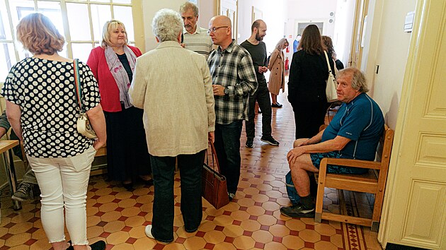Prostjovsk opozin zastupitel Ale Matyek  (tvrt zleva) stanul ped soudem pro dotan podvod.
