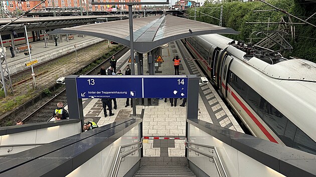 Zsah policie na hlavnm ndra v Hamburku po toku noem (23. kvtna 2025)