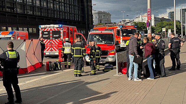 Zsah policie na hlavnm ndra v Hamburku po toku noem (23. kvtna 2025)