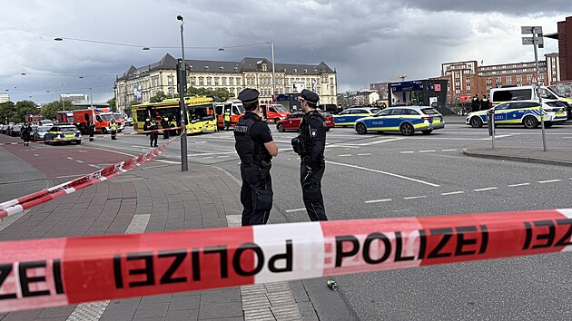 Zásah policie na hlavním nádra�í v Hamburku po útoku no�em (23. kv�tna 2025)