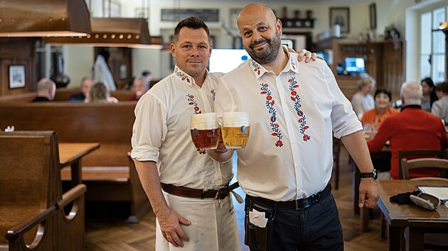 Barnick rychta na Mal Stran hls nvrat. Vepn servruj pivo v krojch (22. kvtna 2025)