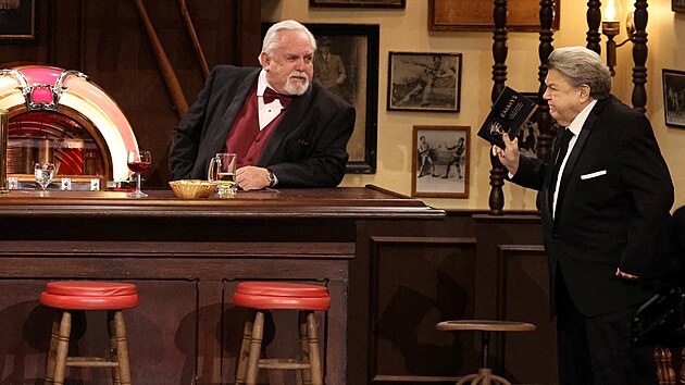 John Ratzenberger a George Wendt pedvdj ske ze serilu Na zdrav na 75. ronku pedvn cen Primetime Emmy v Los Angeles (15. ledna 2024)