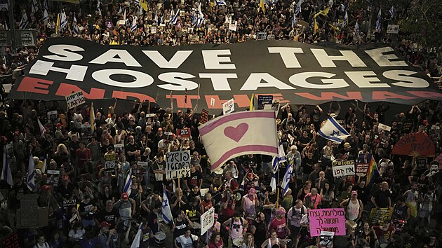 Demonstranti v Tel Avivu po�adují propu�t�ní izraelských rukojmích v Gaze. (24....