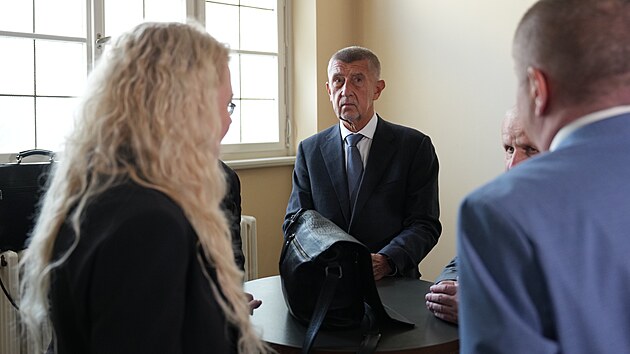 U Vrchn�ho soudu v Praze pokra�uje kauza �ap� hn�zdo. ��f ANO Andrej Babi� a europoslankyn� Jana Nagyov� v n� �el� obvin�n� z dota�n�ho podvodu p�i stavb� farmy v roce 2008. (26. kv�tna 2025)