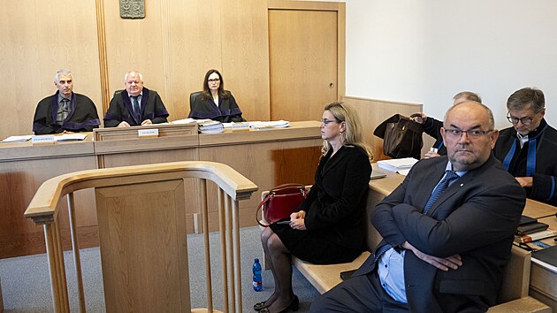 Odvolac soud e ppad bvalho pedsedy eskho fotbalu Miroslava Pelty a exnmstkyn ministerstva kolstv Simony Kratochvlov, obvinnch z manipulace sportovnch dotac. (28. kvtna 2025)