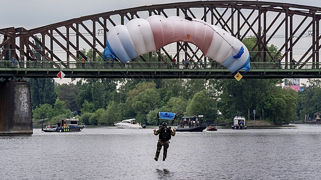Armda esk republiky si na praskch nplavkch pipomn 80. vro od konce druh svtov vlky. Po cel den jsou k vidn seskoky vsadk z vrtulnku do Vltavy, slann specilnch sil na ponton nebo dynamick manvry na hladin eky. (20. kvtna 2025)