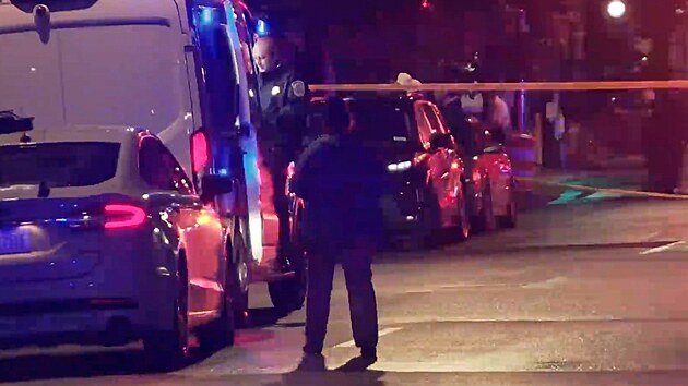 Sanitka a policejn vozidla lemuj ulici, kde byli ve Washingtonu zabiti dva lid. (22. kvtna 2025)