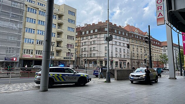 V nákupním st�edisku Flora zasahují policisté kv�li hrozb� ulo�ené výbu�niny....