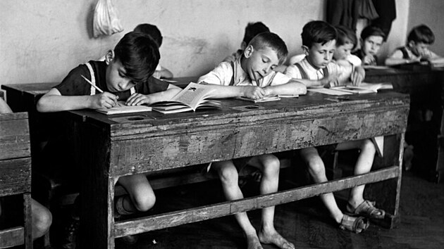 Na zatku z 1948 byl David Seymour vysln organizac UNICEF jako zvltn zpravodaj, aby informoval o dtech v pti evropskch zemch. Navtvil Itlii, ecko, Rakousko, Maarsko a Polsko.