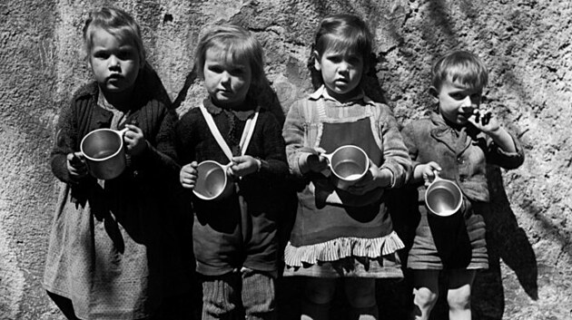 Na zatku z 1948 byl David Seymour vysln organizac UNICEF jako zvltn zpravodaj, aby informoval o dtech v pti evropskch zemch. Navtvil Itlii, ecko, Rakousko, Maarsko a Polsko.