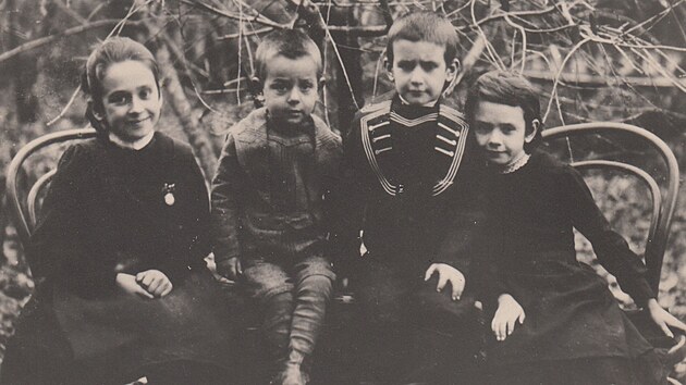 Dti Sergeje Marakujeva, vpravo Sofie, maminka Anastzie Kopivov.