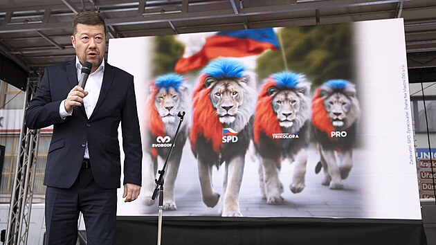 Tomio Okamura na pdiu v rmci pedvolebn kampan SPD v st nad Labem ped pltnem, na nm jsou strany jeho koalice stylizovan jako lvi. (22. kvtna 2025)