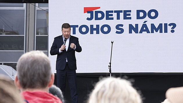 Návštěvníci jarmarku v rámci předvolební kampaně SPD v Ústí nad Labem. (22. května 2025)