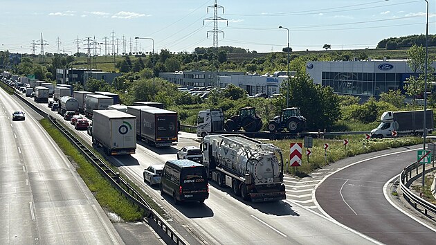 Na Praskm okruhu se tvo kolona po pdu ulovho kvdru z kamionu. (23. kvtna 2025)