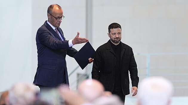 Německý kancléř Friedrich Merz jednal s ukrajinským prezidentem Volodymyrem Zelenským o spolupráci při výrobě střel dlouhého doletu v kancléřství v Berlíně. (28. května 2025)