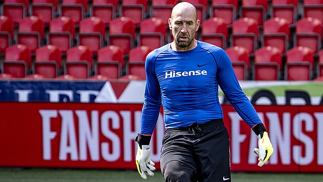 Jan Koller odehr�v� m�� na fotbalov�m turnaji partner� SK Slavia Praha.