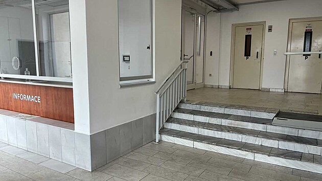 Opraven administrativn budova Uran. Vtahy zstaly pvodn. (22. kvtna 2025)