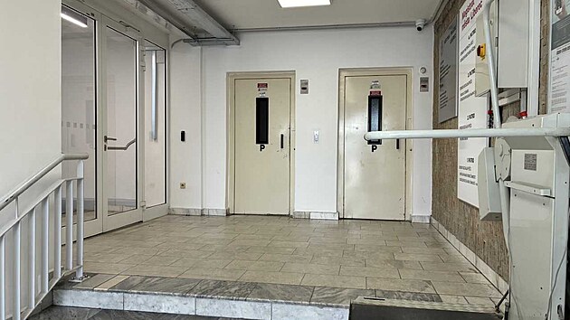 Opraven administrativn budova Uran. Vtahy zstaly pvodn. (22. kvtna 2025)