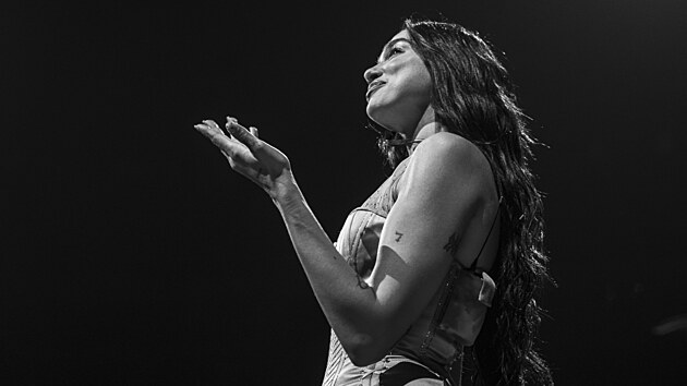 Dua Lipa na koncert v prask O2 aren (27. kvtna 2025)