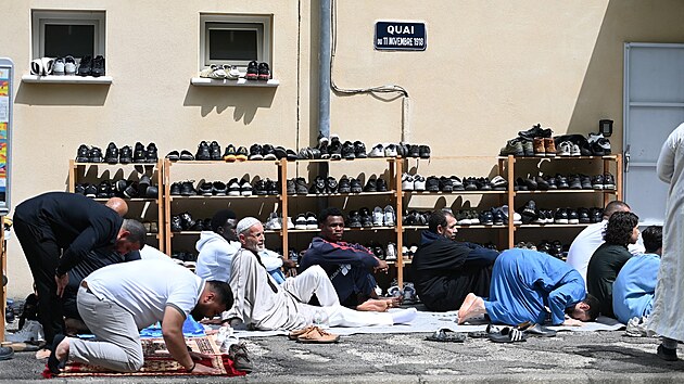 Muslimové se modlí před mešitou ve francouzské obci La Grand-Combe (2. května...