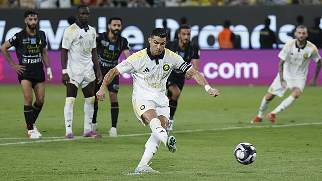 Cristiano Ronaldo v dresu an-Nasru promuje penaltu v zpase sadskoarabsk...