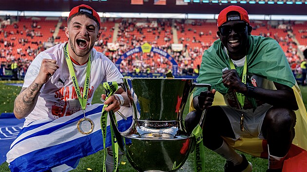 Slvistit fotbalist Christos Zafeiris a Malick Diouf s pohrem pro mistry...
