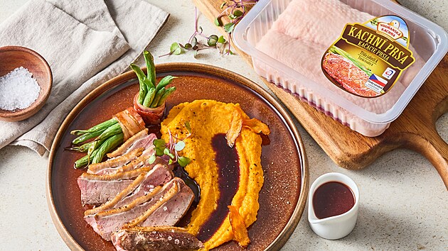 Kupavá kachní prsa s mrkvovým pyré s vinnou omákou