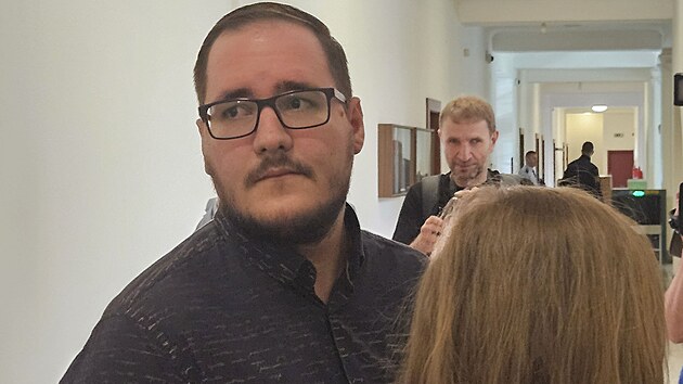 Obžalovaný Dominik Šerák před zahájením soudního projednávání případu podvodných call center a falešných dobročinných sbírek (28. května 2025)