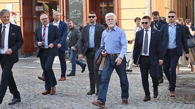 Prezident Petr Pavel na prohldce centra Bruntlu na konci dvoudenn nvtvy Moravskoslezskho kraje. (27. kvtna 2025)