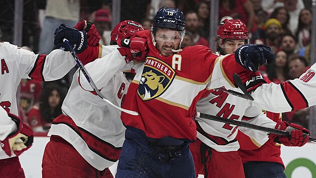 Matthew Tkachuk se petahuje s hri Caroliny.