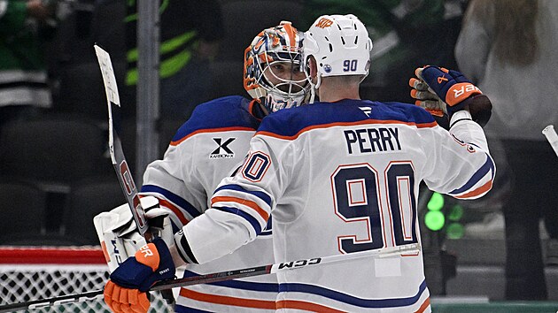 Corey Perry gratuluje k nule Stuartu Skinnerovi.