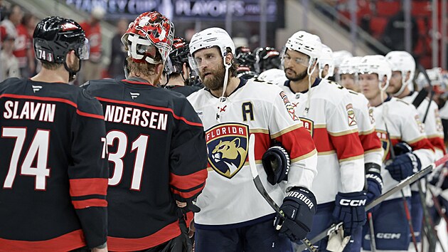 Obrnce Aaron Ekblad si podv ruku s brankem Frederikem Andersenem.