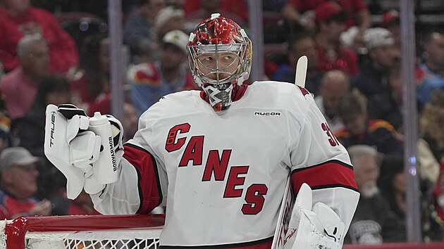 Frederik Andersen se ve druhé třetině občerstvuje.
