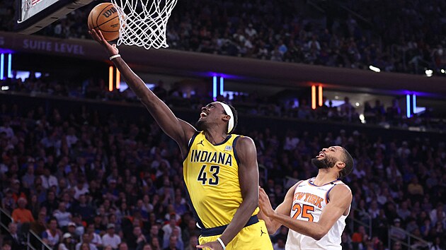Pascal Siakam zakon�uje p�ed Mikalem Bridgesem.