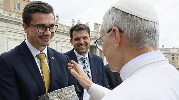 Pape Lev XIV. osobn poehnal zkladnmu kameni pro stavbu kaple v Zubicch. Kmen do Vatiknu pivezl Frantiek Tal, kter z obce na Krumlovsku pochz.