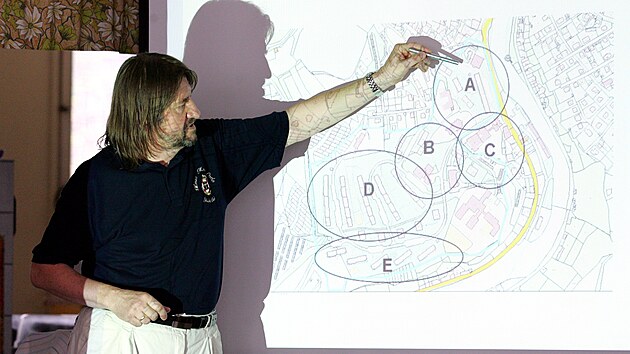 V roce 2007 Jaromr Krok navrhl pravu sdlit Pleivec v eskm Krumlov. Na snmku ukazuje svou vizi obyvatelm.